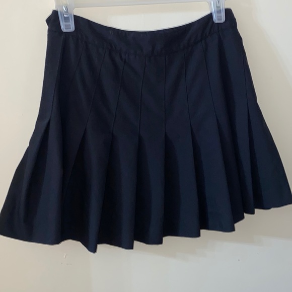 ⭐️ Host Pick ⭐️ Cute Aritzia Talula Black Pleated Skirt Size 6 - Picture 4 of 8